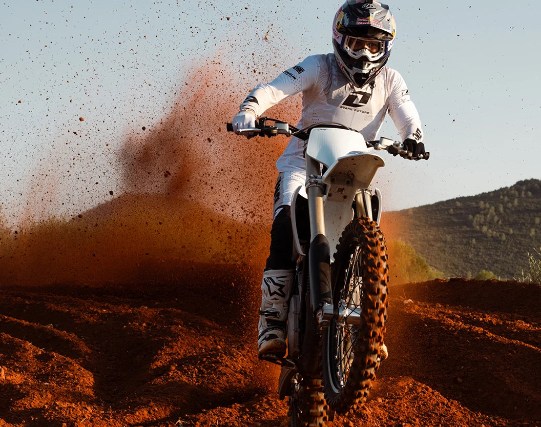 Stark VARG MX 1.2 – jízda v prachu